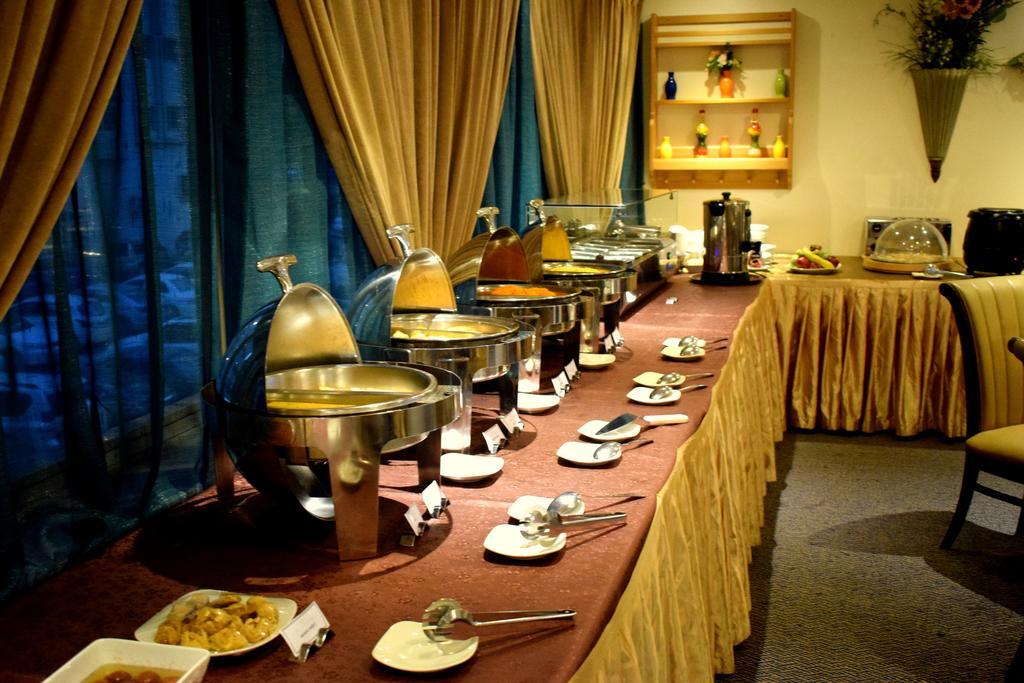 Hotel Nejoum Al Emarat Sharjah Esterno foto