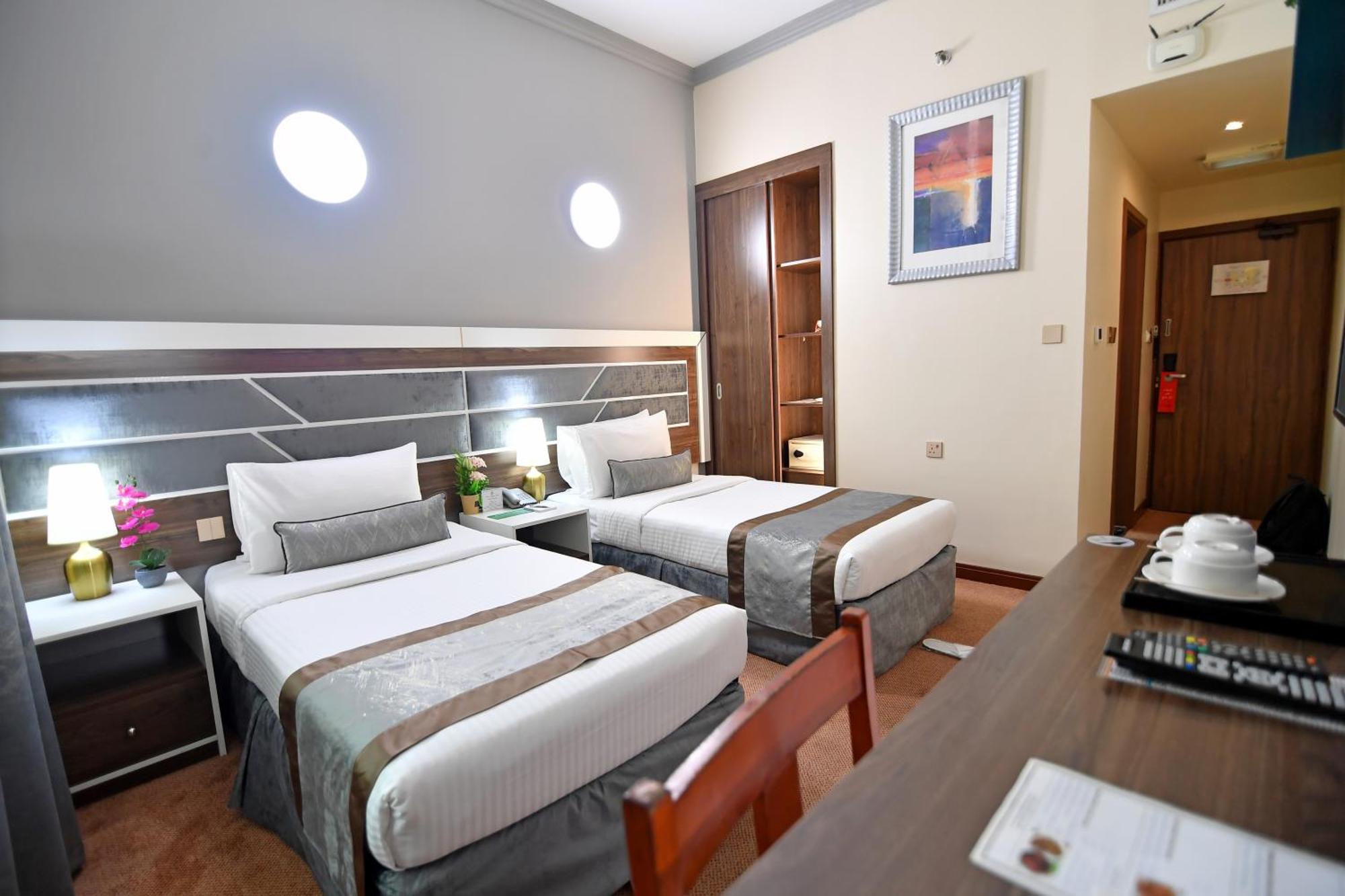 Hotel Nejoum Al Emarat Sharjah Esterno foto